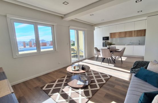 CC455LX Apartamento T3 com Varanda e Mobilado (pode ser vendido sem móveis) para Venda em Benfica, Rua Eng. Nobre Guedes.
