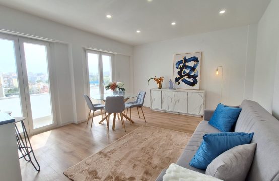CC443LX Apartamento T3 com Varanda e Mobilado (pode ser vendido sem móveis) para venda em Benfica, Av. do Uruguai.
